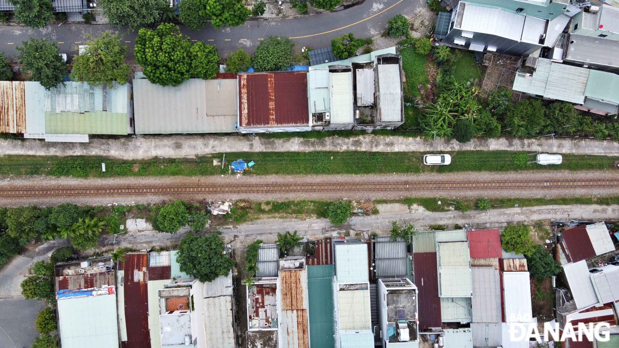 The soon-to-be-relocated station is still located on the existing North-South railway line. The current railway line in the city is kept intact.