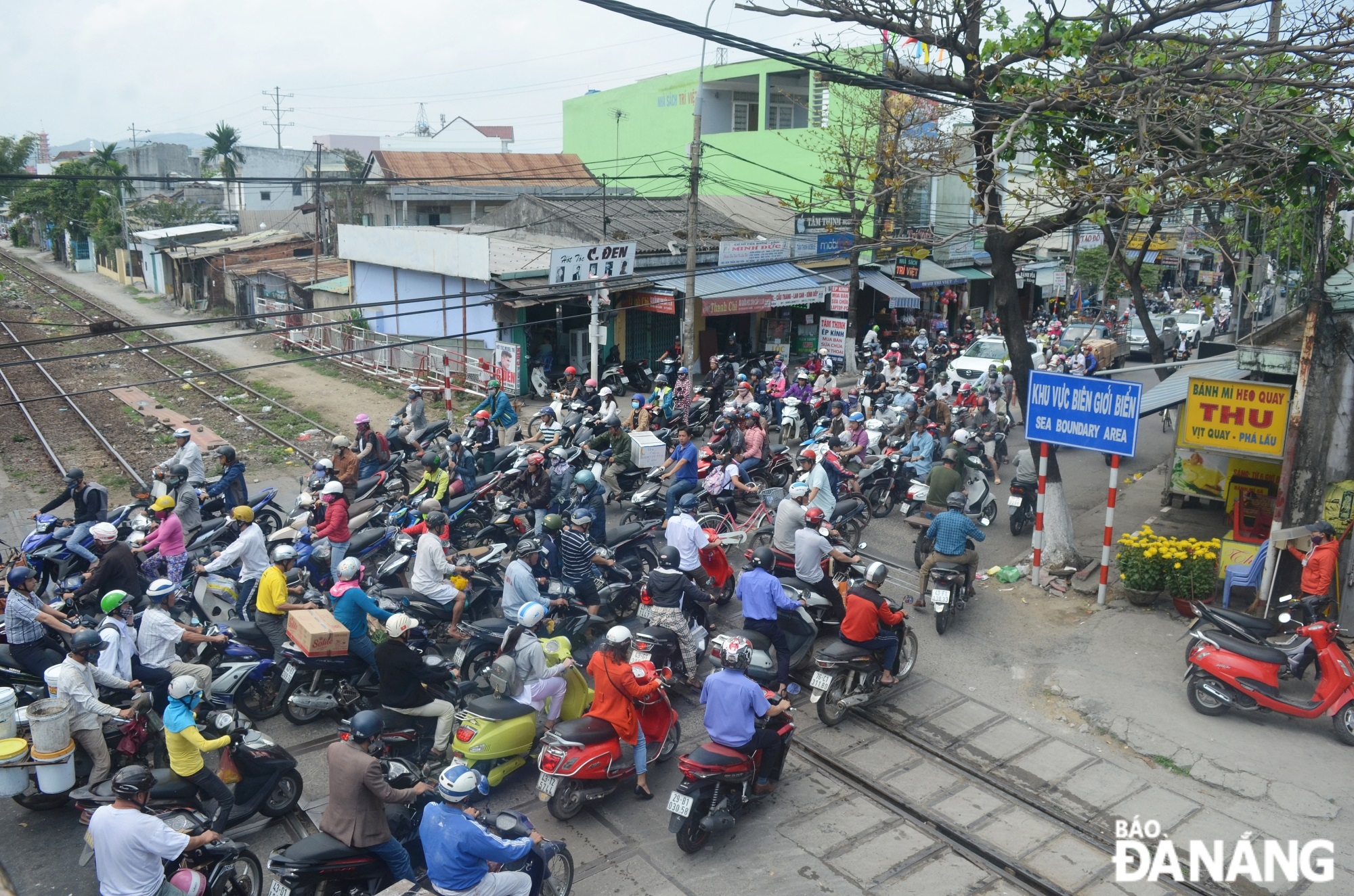 At the same time, it contributes to solving traffic congestion. IN THE PHOTO: Traffic jam at the road across Thanh Khe Station (Dung Si Thanh Khe Street, Thanh Khe Dong Ward, Thanh Khe District) after the train passed through during rush hour.