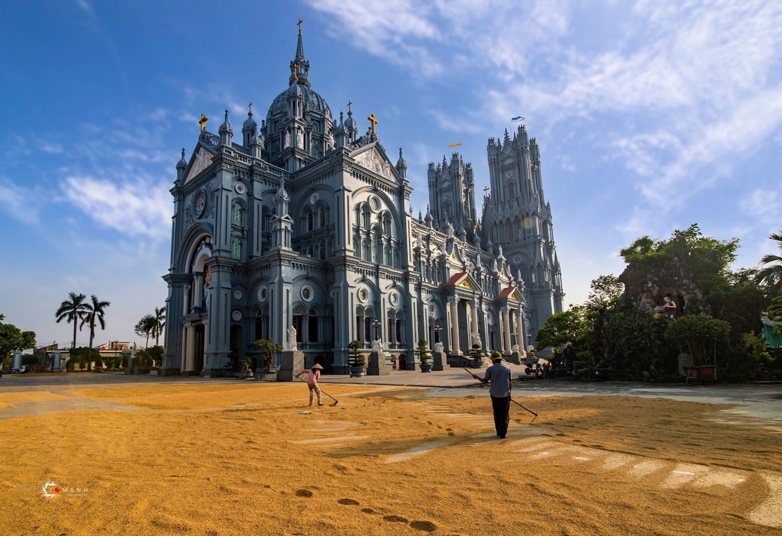 Near the bamboo arch is Bac Trach Parish Church. Visitors can visit the church and then visit the bamboo arch.