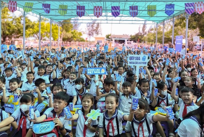 Một ngày khai giảng đặc biệt với nhiều niềm vui từ Quỹ sữa và Vinamilk dành cho các em học sinh Bến Tre. Ảnh: PV