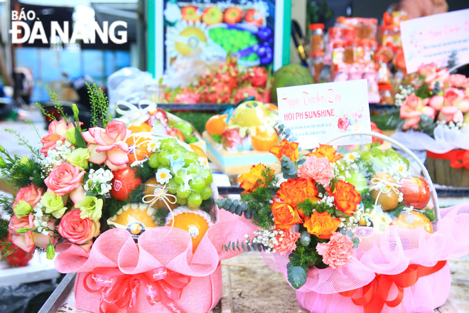 Fruit baskets decorated with fresh flowers are chosen by many parents and students as gifts to show gratitude to teachers. Photo: Chien Thang