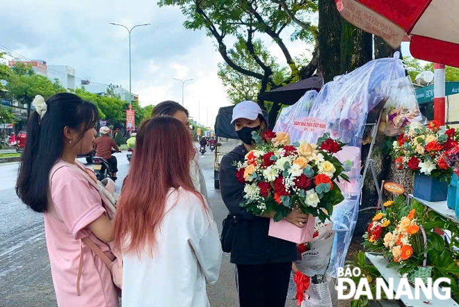 Many students choose to buy flower baskets at reasonable prices to show their gratitude to their teachers on Vietnamese Teachers' Day. Photo: Mai Ly