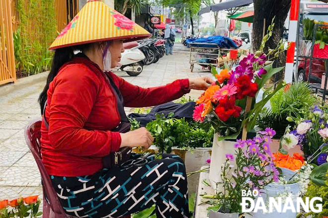 Flower shops arrange flower baskets according to customers' request. Photo: Mai Ly