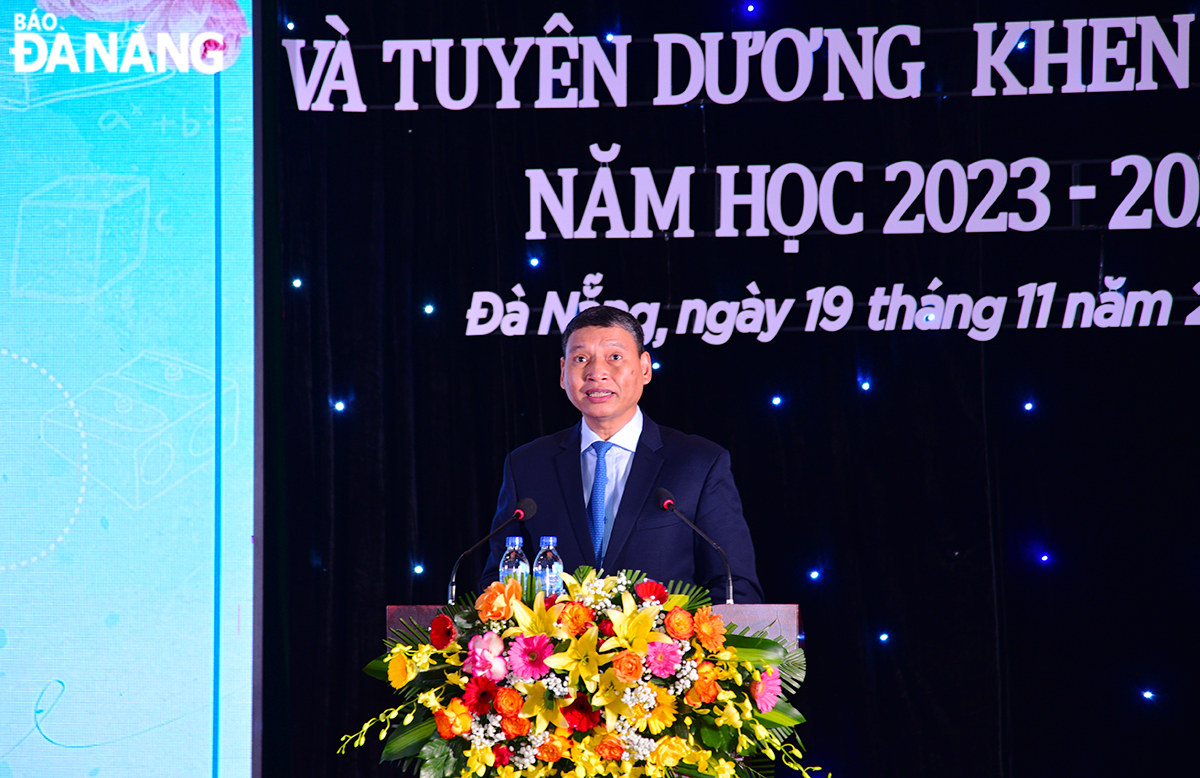 Permanent Vice Chairman of the Da Nang People's Committee Ho Ky Minh speaking at the ceremony. 