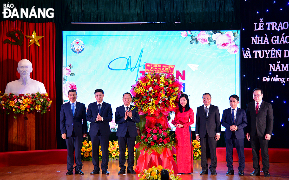 Da Nang leaders congratulating the city's education and training sector on Vietnamese Teachers' Day (November 20).