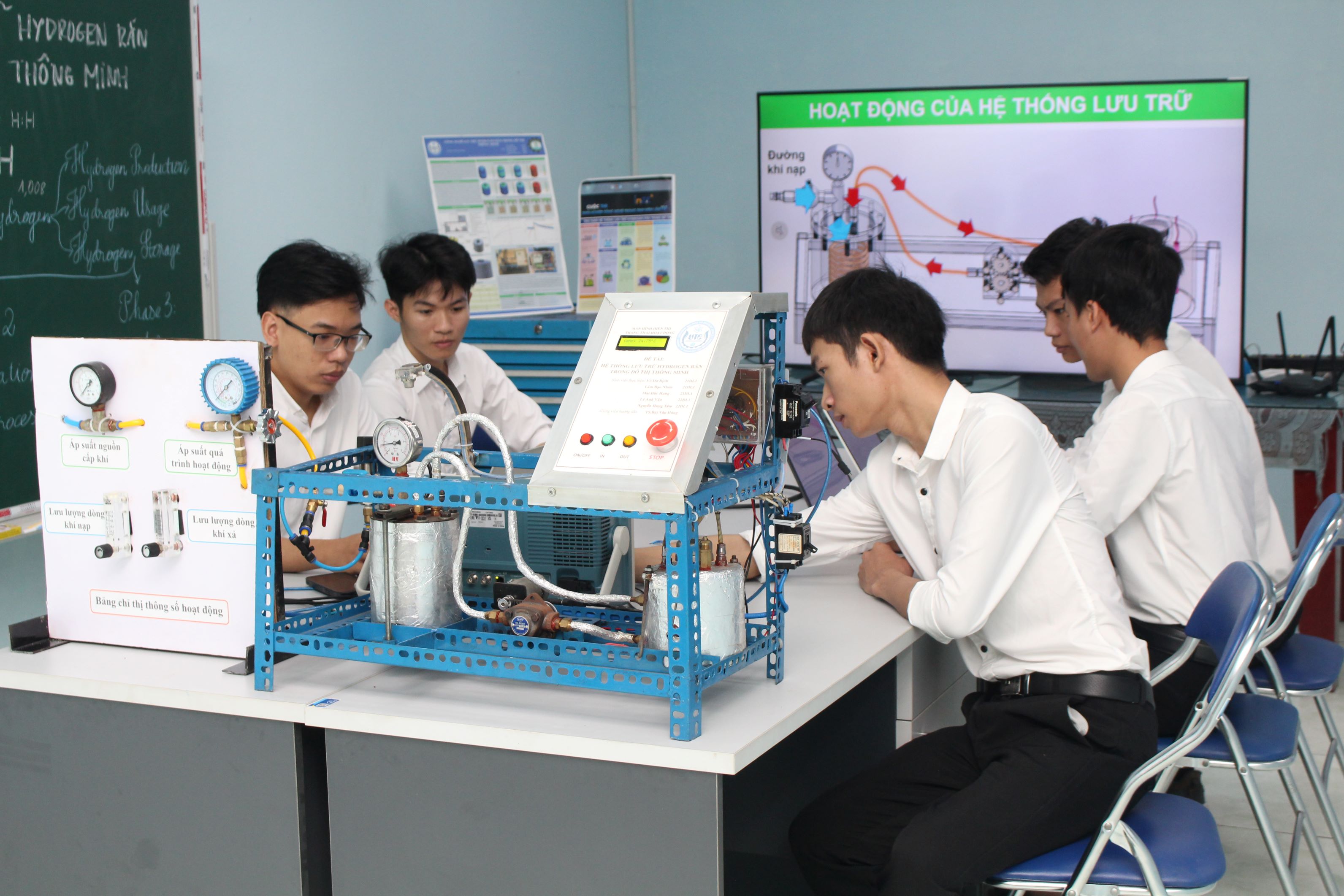 The cooperation between universities and businesses contributes to improving the quality of training, and closely meets practical recruitment needs. IN PHOTO: Students of the University of Technical Education are observed during a practice hour. Photo: THU HA