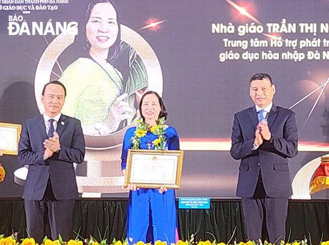 Cô Ngân nhận giải thưởng nhà giáo Đà Nẵng tiêu biểu năm học 2023, 2024.