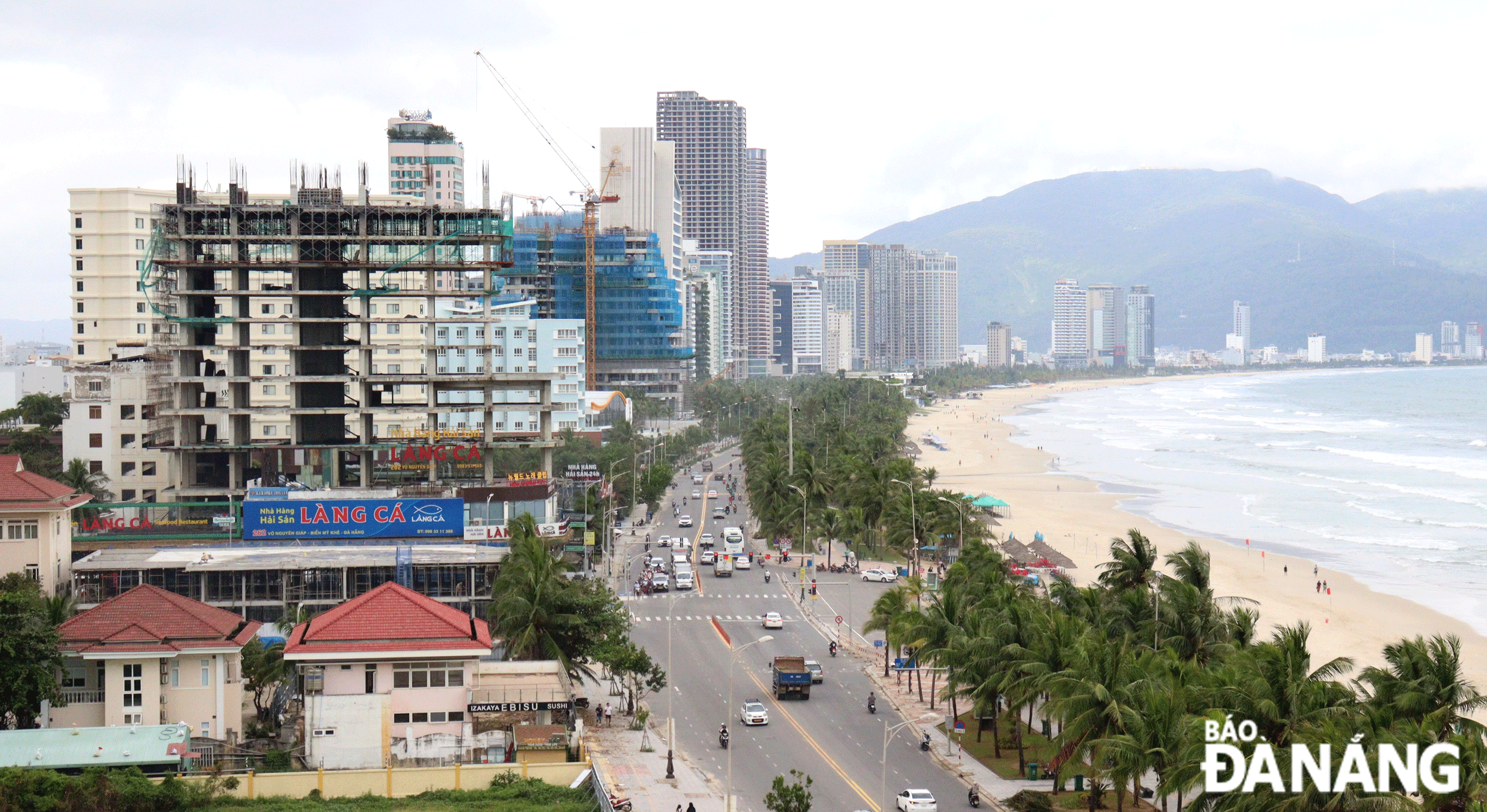 Hoạt động kinh doanh, dịch vụ, du lịch và xây dựng có sự phục hồi mang lại nguồn thu ngân sách lớn cho quận Sơn Trà. TRONG ẢNH: Đô thị ven biển trên địa bàn quận Sơn Trà.Ảnh: HOÀNG HIỆP