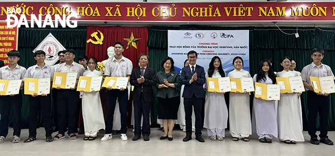 Tran Phu Senior High School pupils receiving scholarships