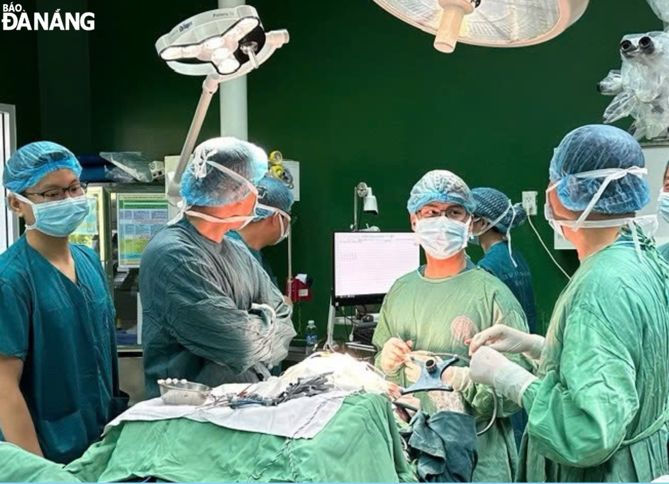 Neurosurgeons conducting the surgery on the patient. Photo: L.H