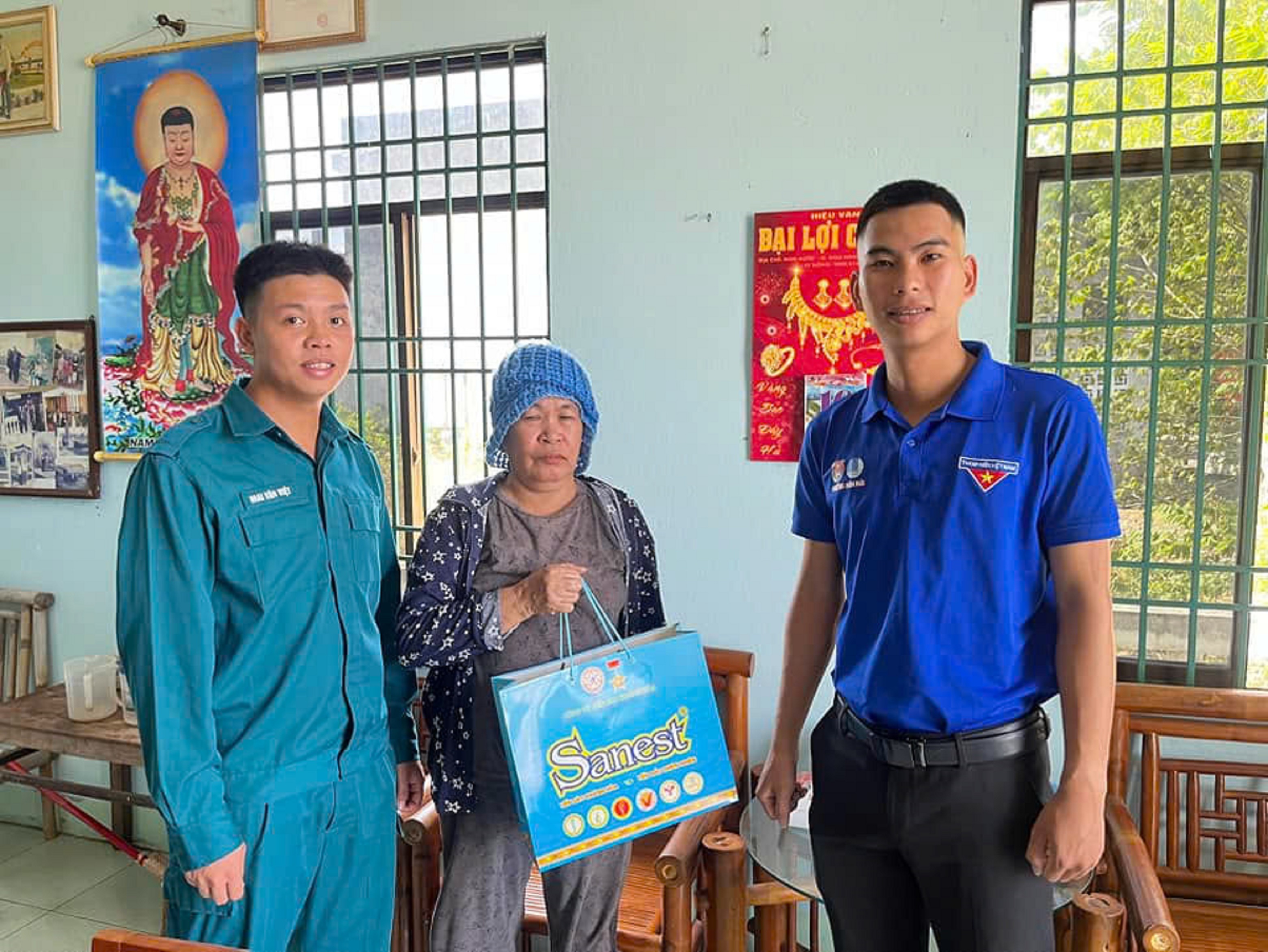 Vuong Ngoc Trai (first right) visiting a person in difficult circumstances. Photo: T.L