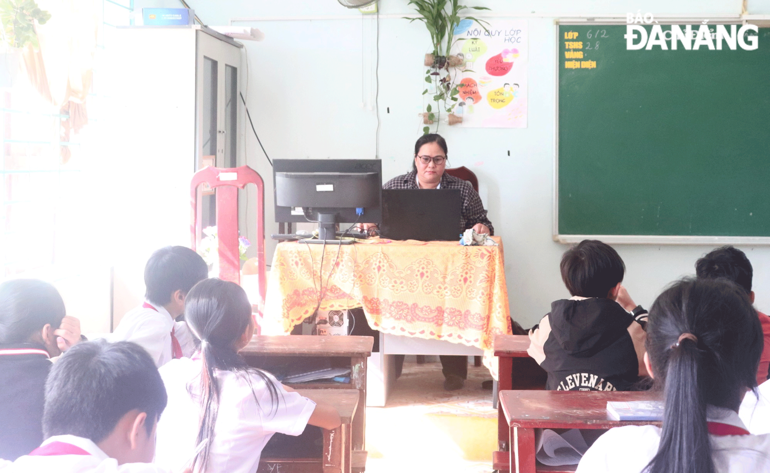 Teacher Nguyen Thi Thu Ha at the Nguyen Tri Phuong Junior High School has been attached to Hoa Bac land for nearly 25 years. Photo: KHANH NGAN