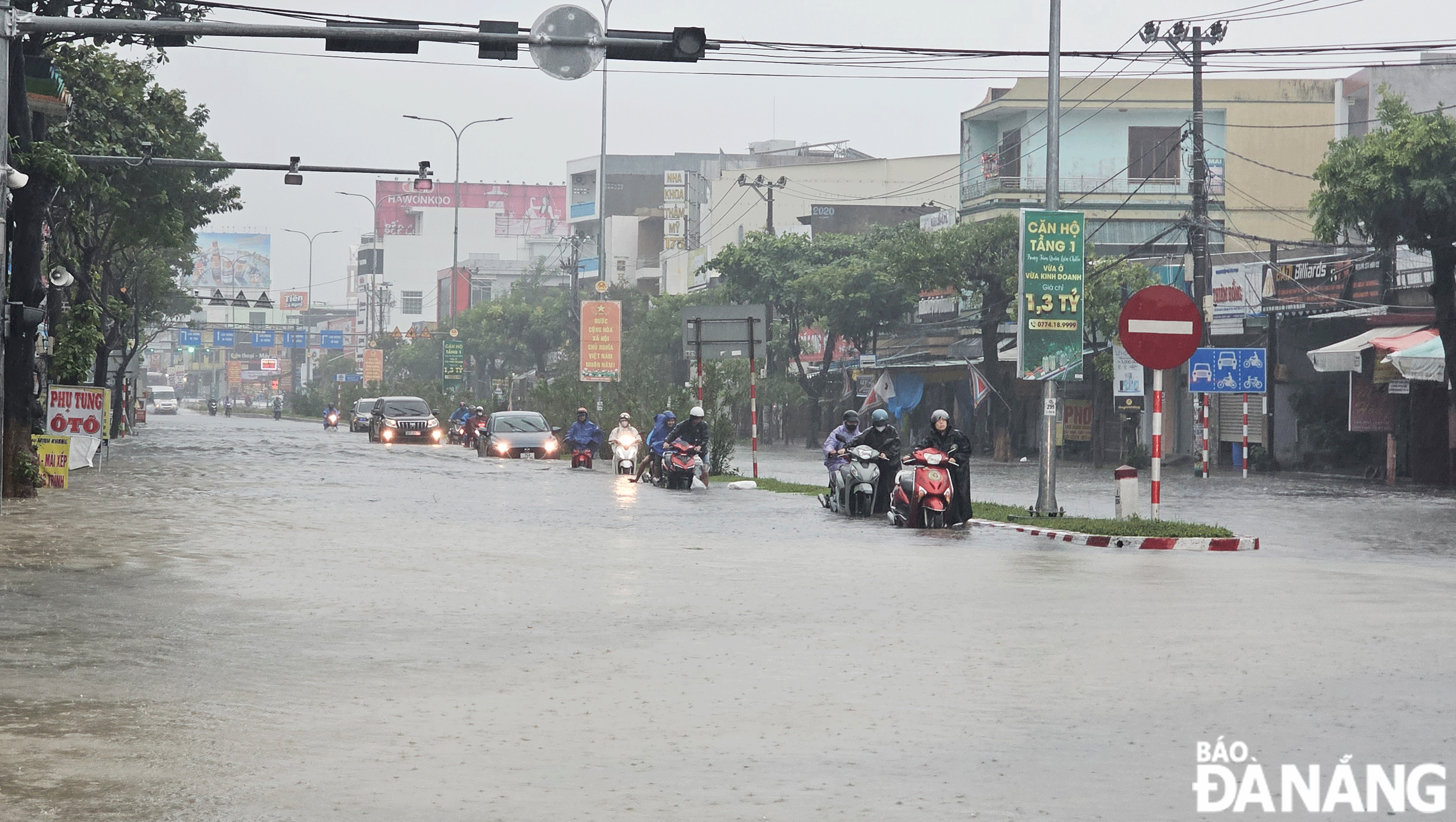 Trong đợt mưa ngày 5-11, ngã tư Tôn Đức Thắng - Bắc Sơn ngập sâu trong nước.  Ảnh: TRỌNG HÙNG