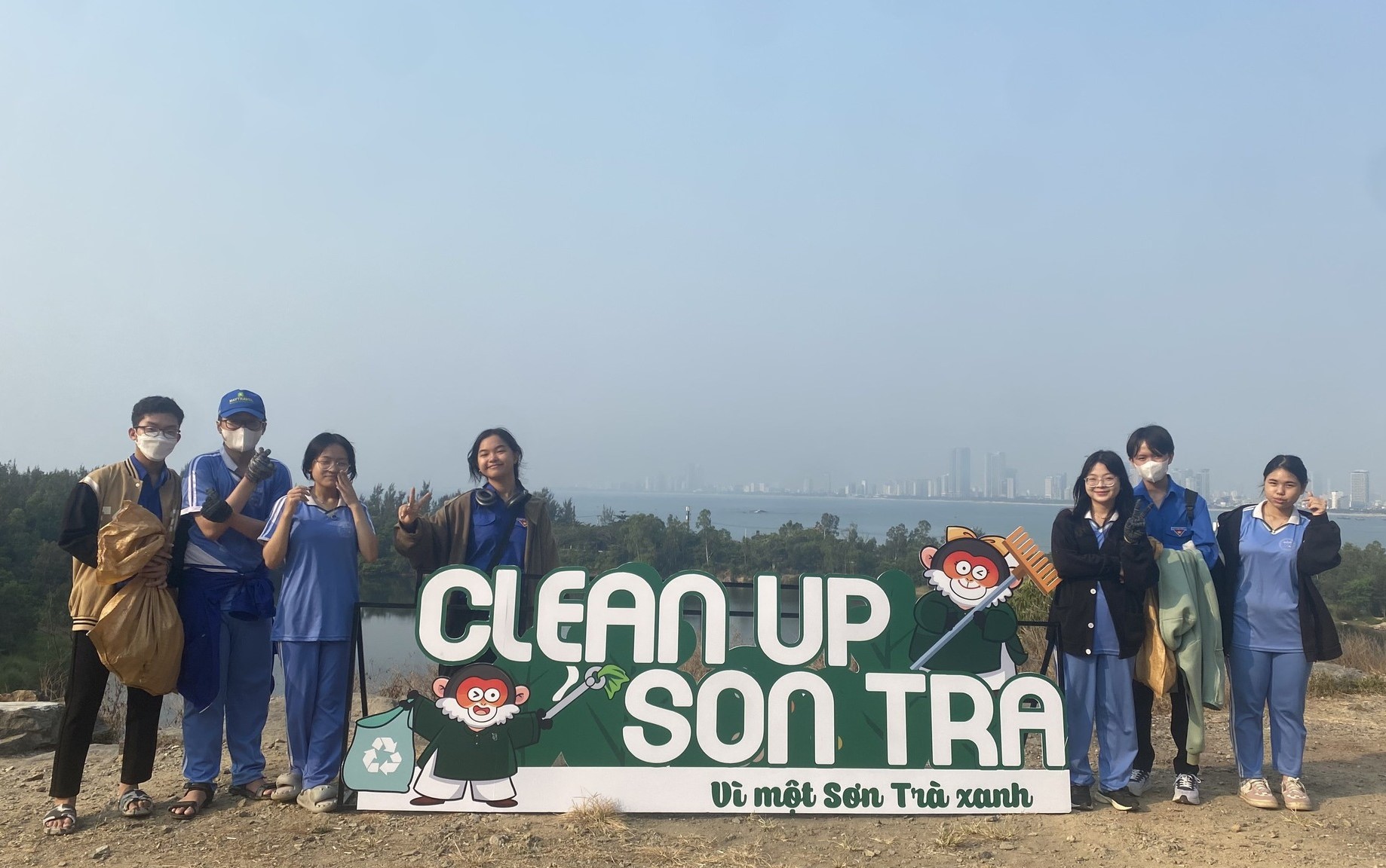 Pupils of the Son Tra Senior High School participate in environmental protection activities on the Son Tra Peninsula. Photo: VAN HOANG