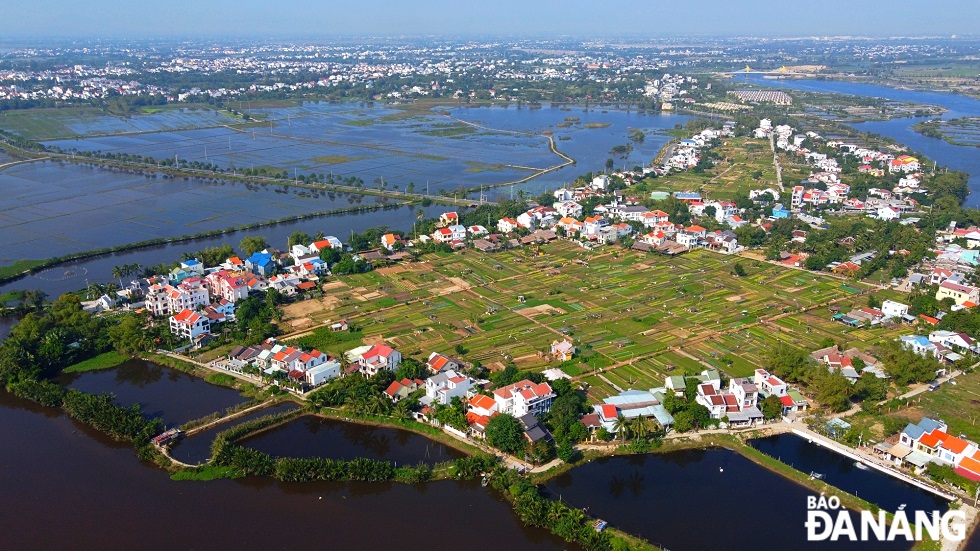 The Tra Que vegetable village is bordered by the Co Co River and Tra Que Lagoon. Its river-island location near the sea provides a temperate climate and fertile soil, making it ideal for organic vegetable farming.