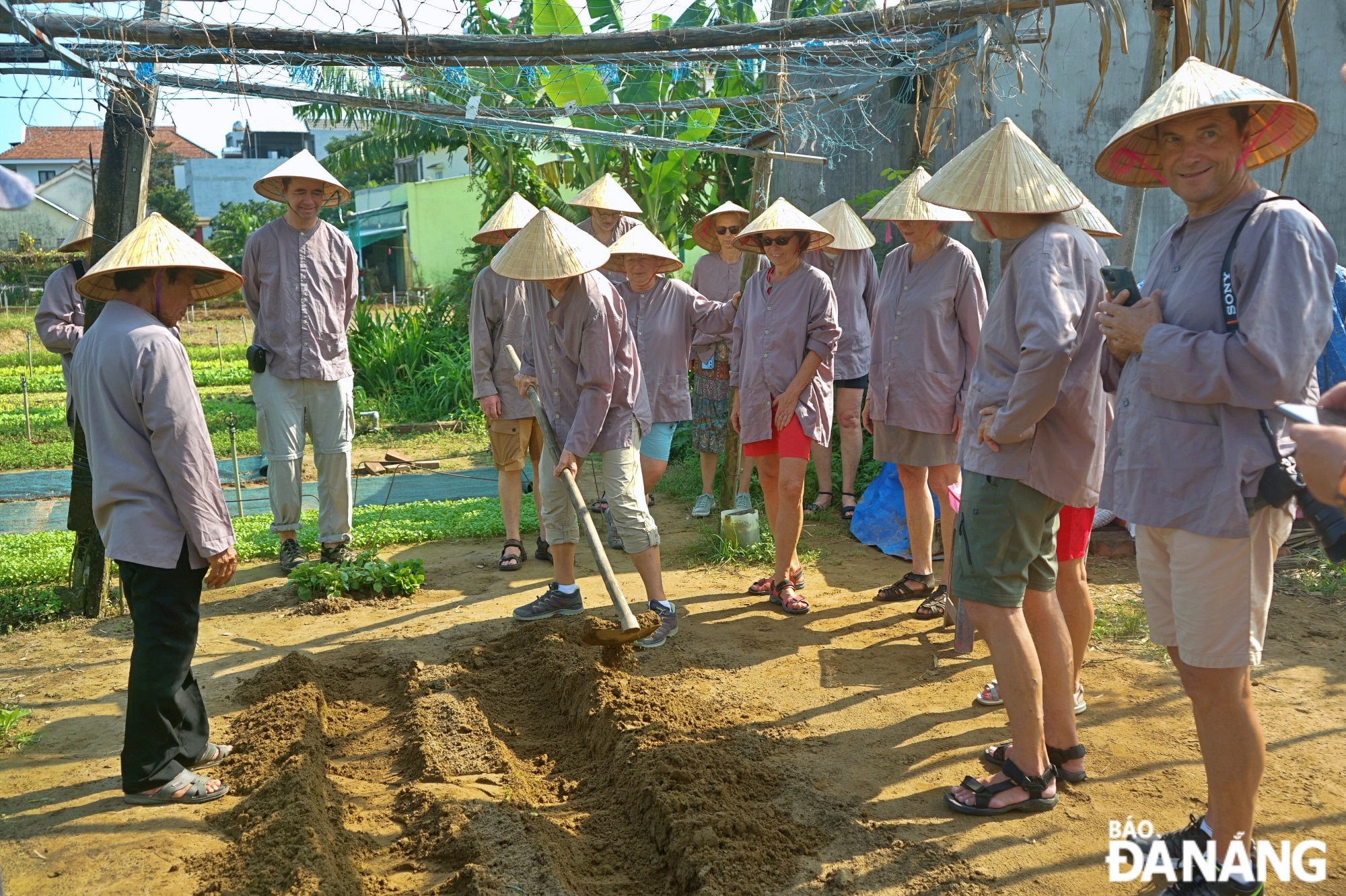 With the orientation of developing green and sustainable tourism in Hoi An, Tra Que vegetable village promotes the community-based tourism village model with many unique activities such as 