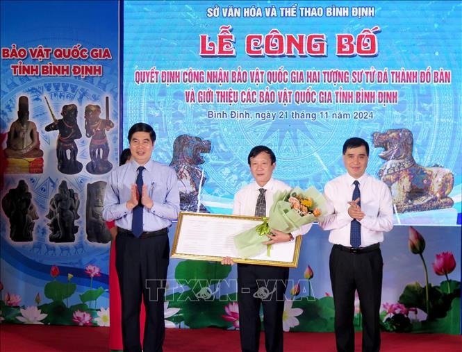 Trao Quyết định của Thủ tướng Chính phủ công nhận Bảo vật quốc gia đối với Hai tượng sư tử đá thành Đồ Bàn ở tỉnh Bình Định.