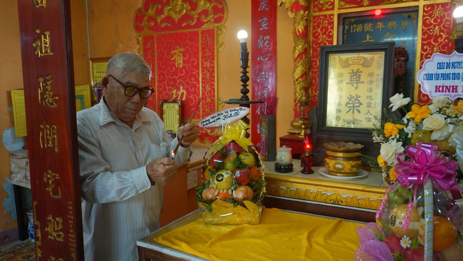 Mr. Le Van Le, the Head of the Ritual Committee of Thanh Khe Village, at Thanh Khe clan worship house. Photo: X.S.