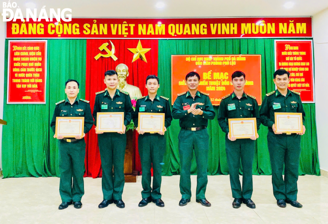  Bộ Chỉ huy Bộ đội Biên phòng thành phố đã tặng giấy khen cho 2 tập thể và 4 cá nhân có thành tích tiêu biểu, nổi bật trong tham gia diễn tập chiến thuật cấp Đồn Biên phòng năm 2024. 