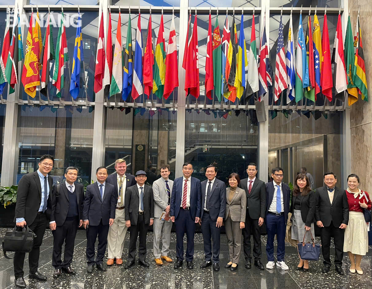 The Da Nang delegation posing a photo with leaders of the US Department of State