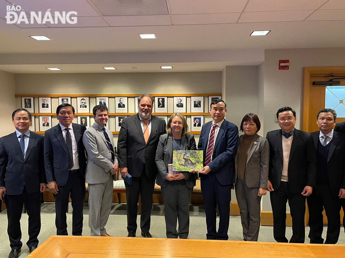 The Da Nang delegation working with the US Department of State.