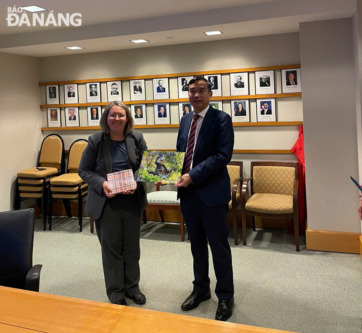 Chairman of the Da Nang People's Committee Le Trung Chinh presenting a souvenir to leaders of the US Department of State.