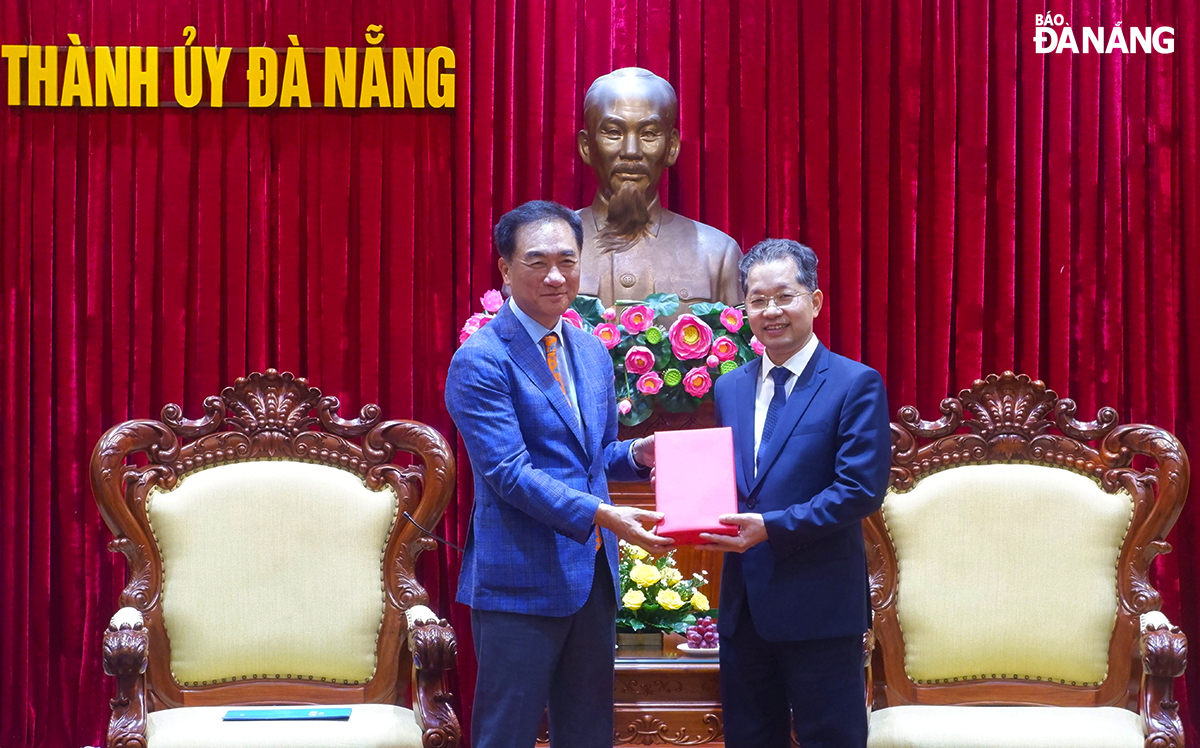 Mayor of Pyeongtaek City Jung Jang Seon (left) presenting a souvenir to Da Nang Party Committee Secretary Nguyen Van Quang. Photo: T.PHUONG