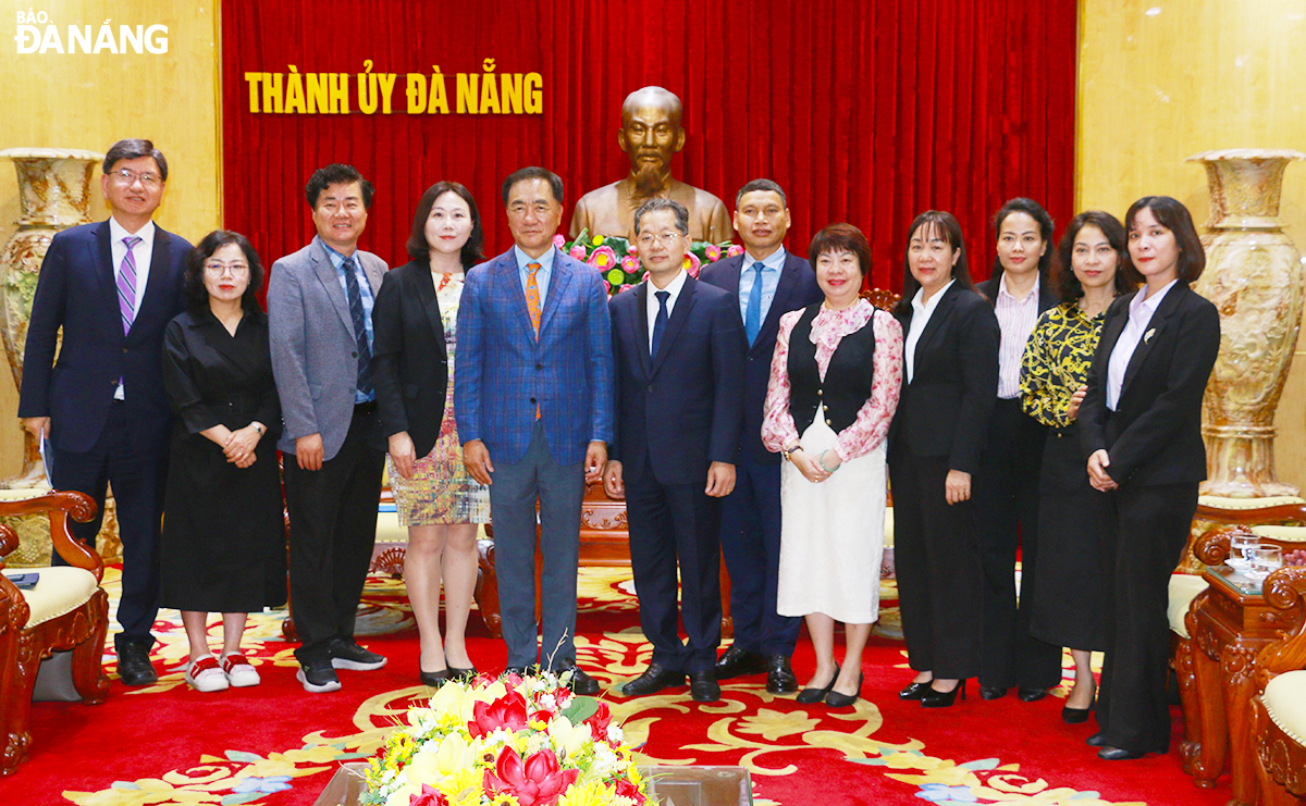 Leaders of the two localities posing for a souvenir photo. Photo: T.PHUONG