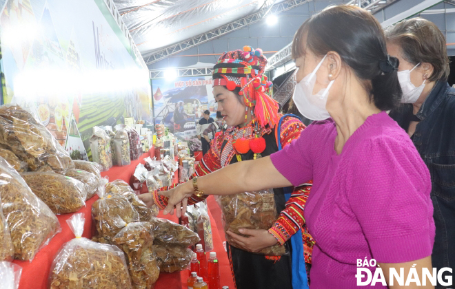 Locals and tourists visit booths and shop for typical products of Lai Chau province. Photo: NGOC HA