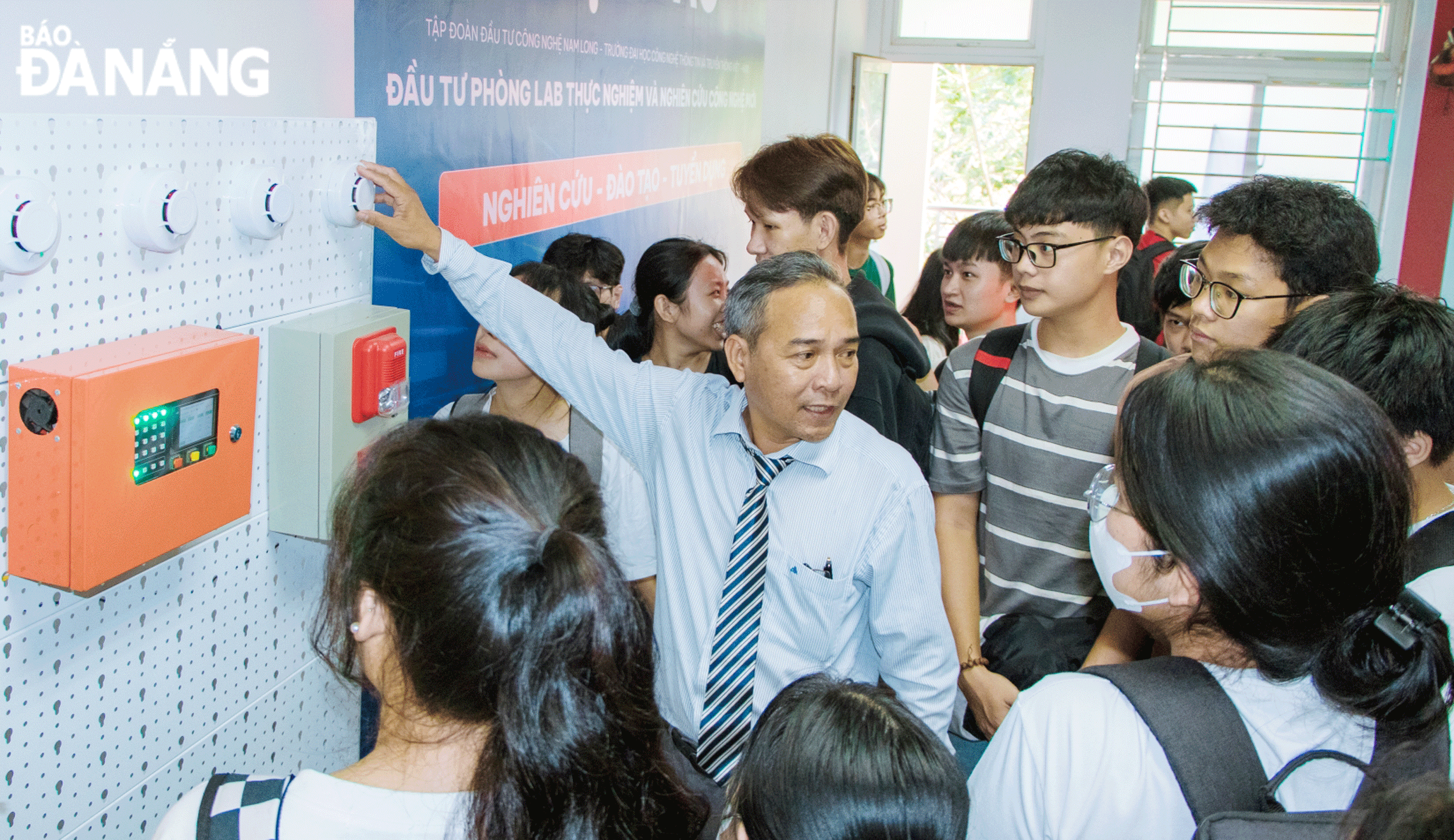 Universities invest in modern facilities to meet the demand for training high-quality human resources. VKU students are seen practicing in the laboratory and research digital technology. Photo: NGOC HA