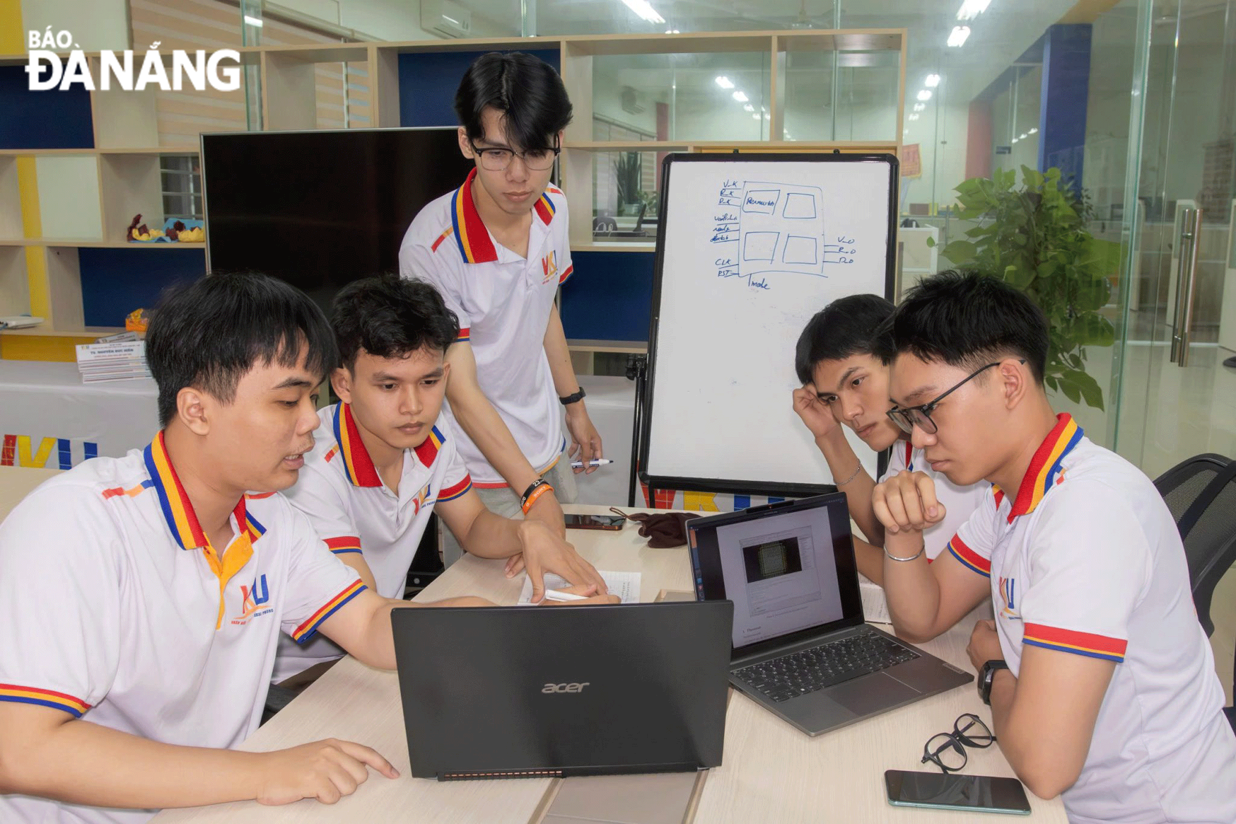 A group of VKU students participate in the Universalization of IC Design from CASS (UNIC-CASS 2024) organised by the IEEE Circuits and Systems Society (CASS). Photo: NGOC HA