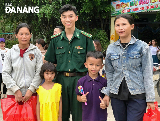 Lieutenant Phan Long Vu distributes gifts to underprivileged residents.