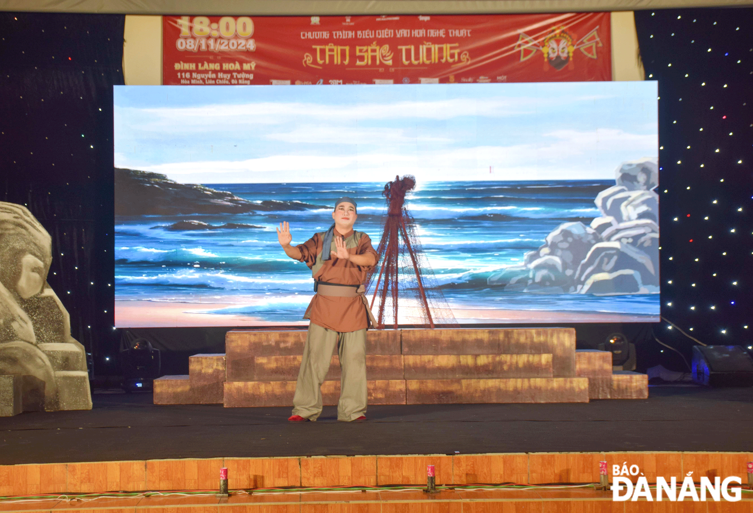 Artists from Nguyen Hien Dinh ‘Tuong’ Theater perform the programme ‘New Tuong Culture and Art’ at the Hoa My village communal house. Photo: DOAN HAO LUONG