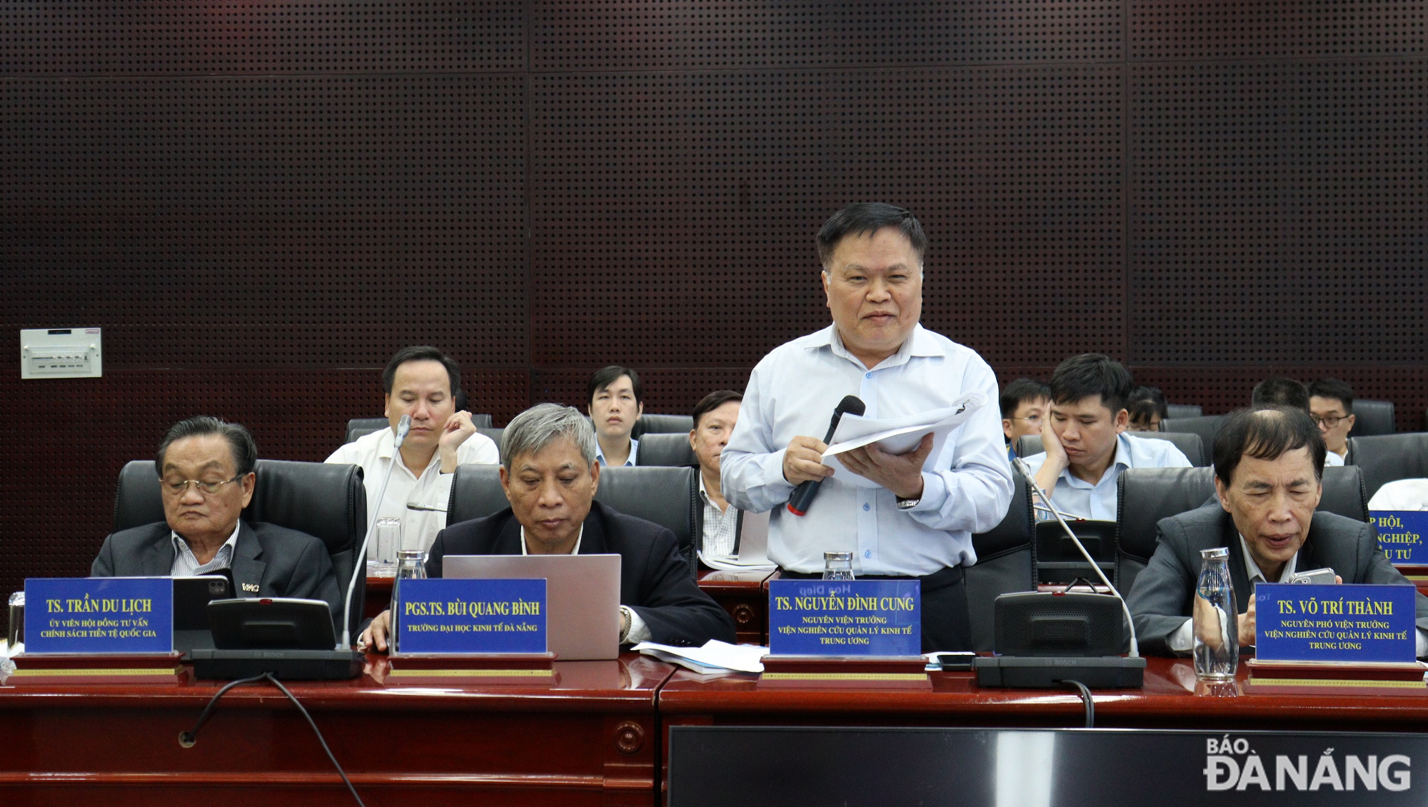 Dr. Nguyen Dinh Cung giving comments on the draft project. Photo: HOANG HIEP