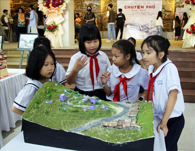 Students admire typical architectural models of Da Nang at the festival.