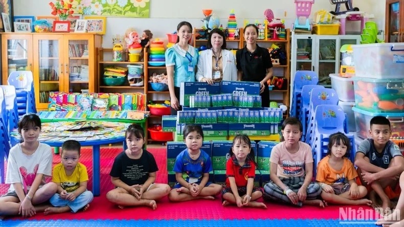 Lifestart Foundation donates milk to children being treated at the Da Nang Maternity and Peadiatrics Hospital. (Photo: ANH DAO) Photo: https://nhandan.vn. 