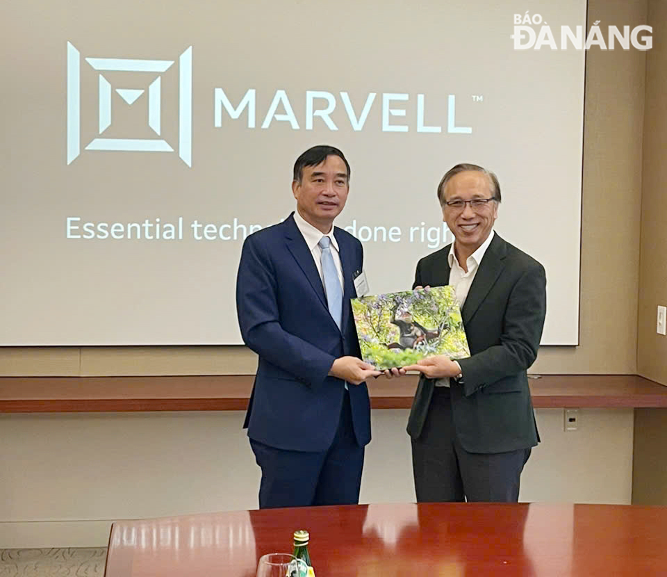 Chairman of the Da Nang People's Committee Le Trung Chinh (left) presenting a souvenir to leader of Marvell Technology, Inc. Photo: WORKING DELEGATION