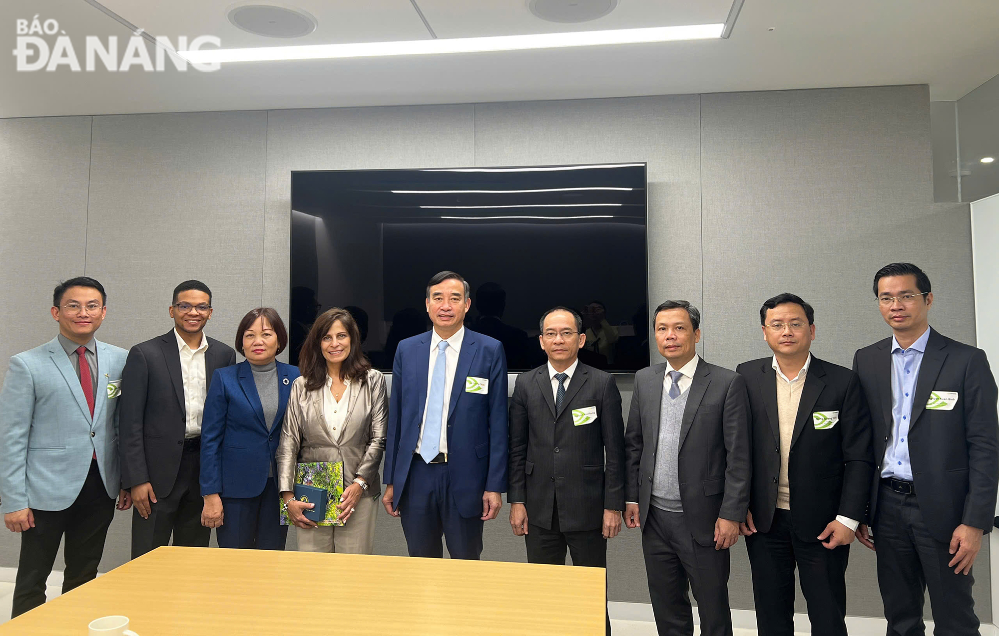 The Da Nang delegation posing for a souvenir photo with NVIDIA Group leaders. Photo: WORKING DELEGATION