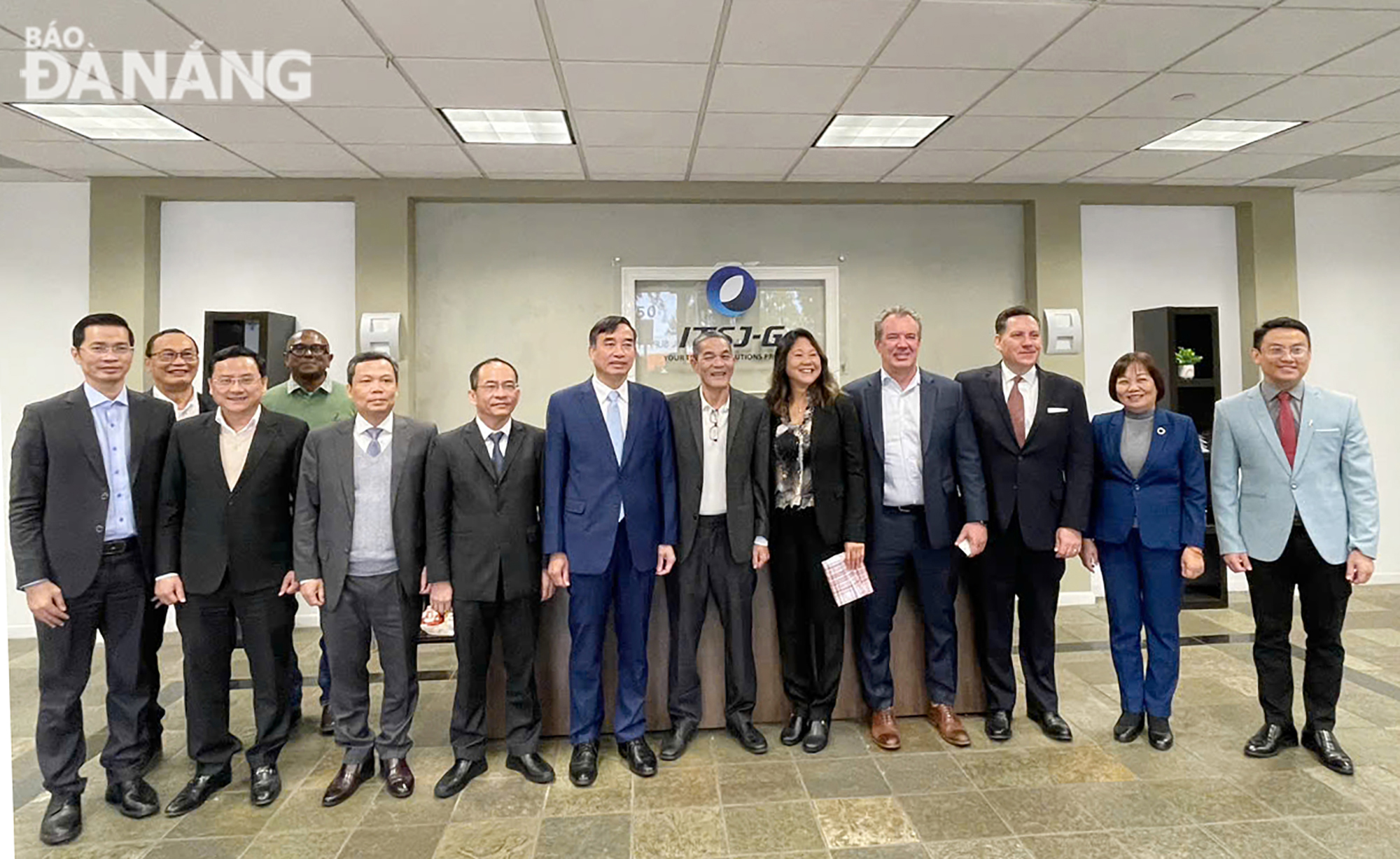 The Da Nang delegation posing for a souvenir photo with the leaders of ITSJ-G Company. Photo: WORKING DELEGATION