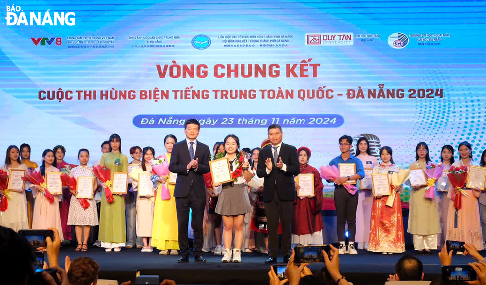 Standing Vice Chairman of the Da Nang People's Committee Ho Ky Minh (front row, right) presenting awards to outstanding contestants. Photo: X.D