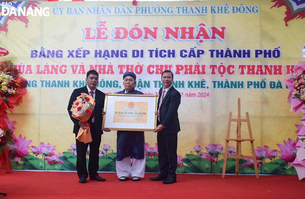 Representatives from the Department of Culture and Sports presented the recognition certificate to Thanh Khe Dong Ward. Photo: DOAN HAO LUONG