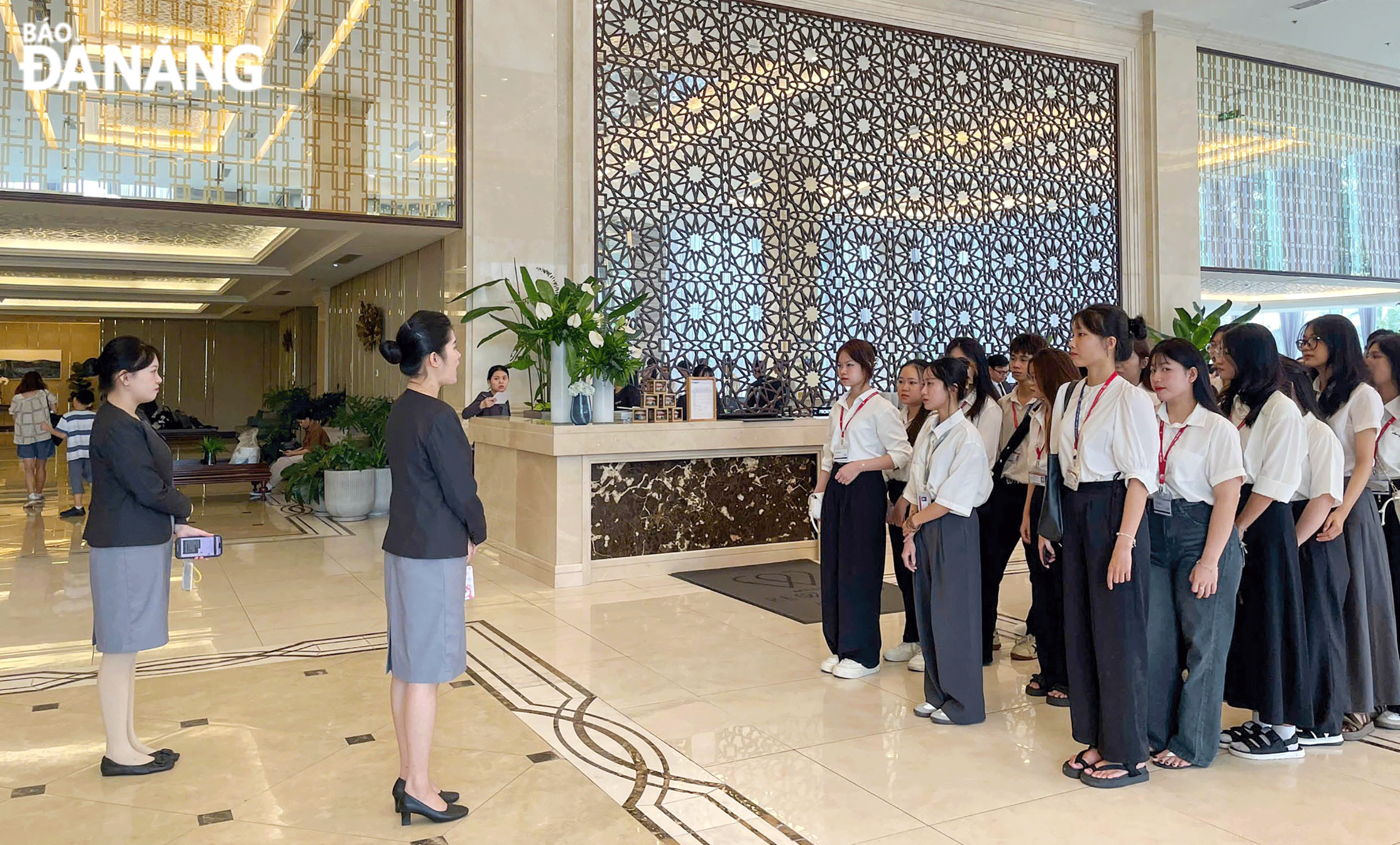 Sinh viên Trường Du lịch (Đại học Duy Tân) trải nghiệm thực tế tại khách sạn Melia Vinpearl. Ảnh: NGỌC HÀ