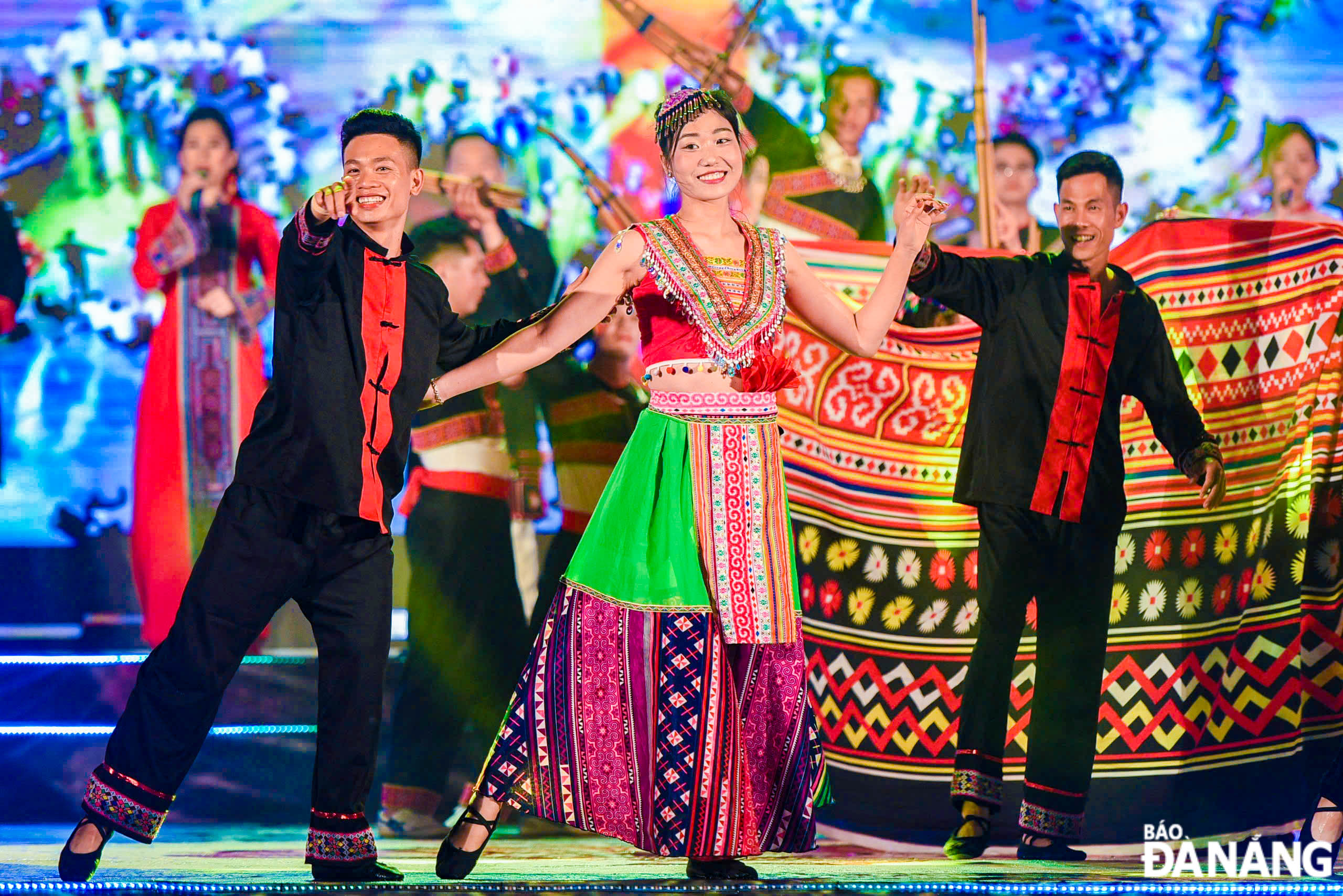 At the opening ceremony of the tourism week, 100 actors and artisans of Thai, Mong, Ha Nhi, and Lu ethnic groups from community tourism villages performed a unique art programme associated with the traditional culture of Lai Chau ethnic groups.