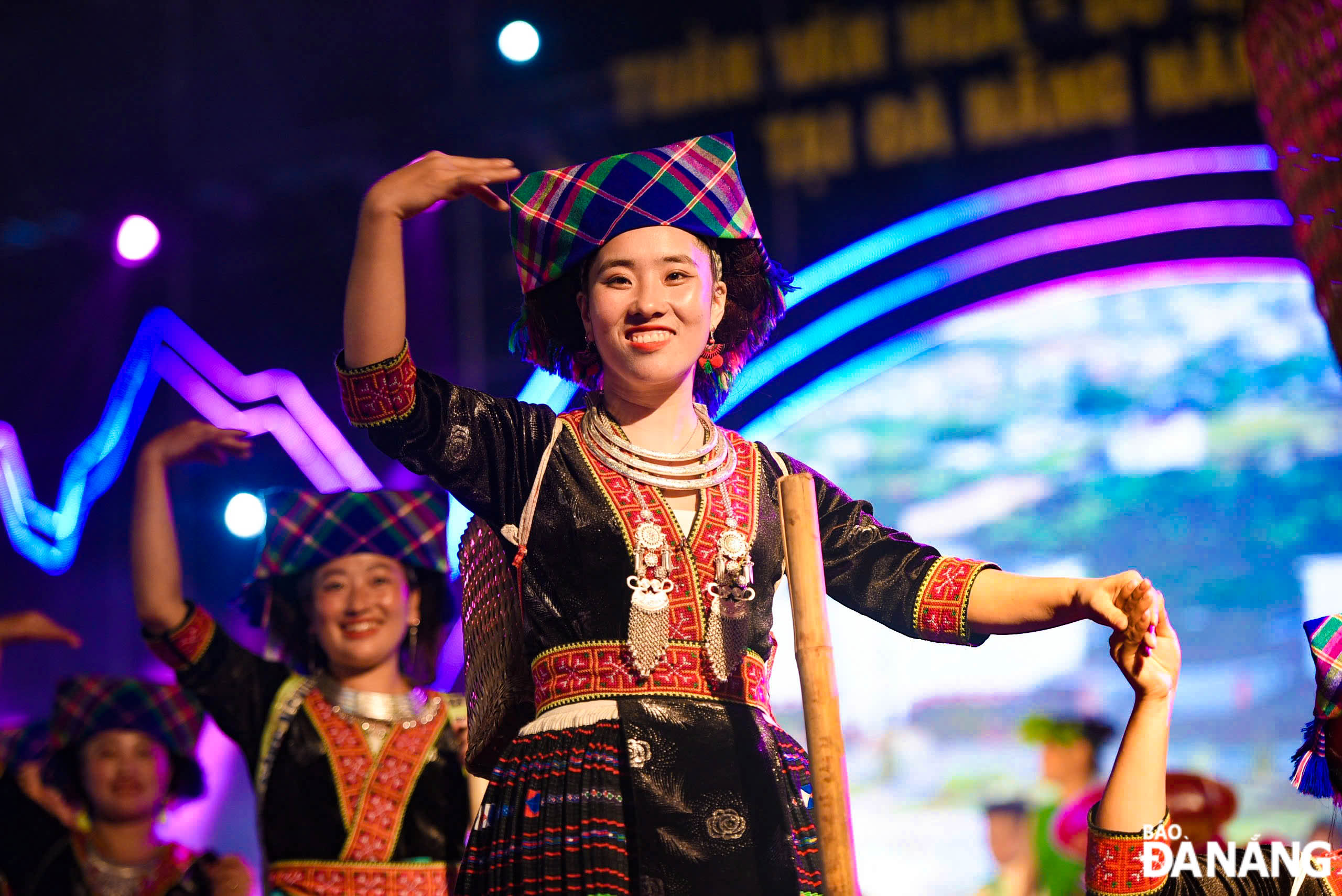 The special art programme was performed by actors and artisans of Thai, Mong, Ha Nhi, and Lu ethnic groups from community-based tourism villages.