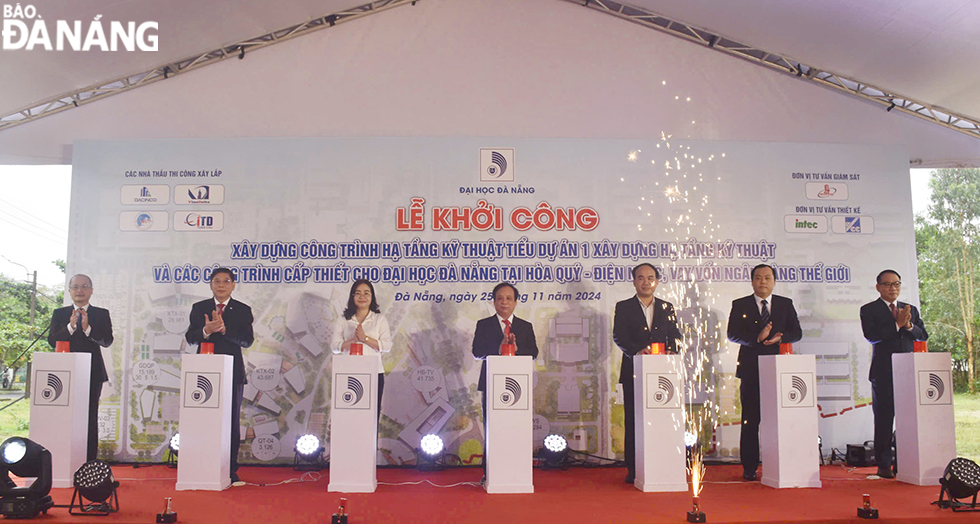 Đại diện lãnh đạo Đại học Đà Nẵng và các đơn vị liên quan bấm nút khởi công dự án. Ảnh: THU HÀ