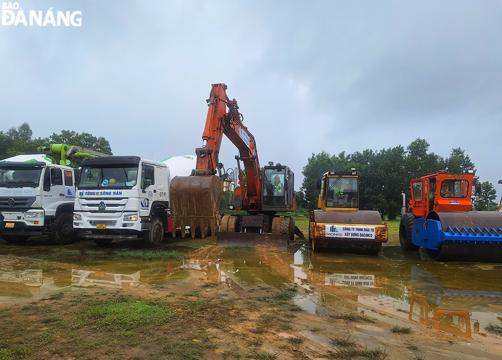 Ngay sau lễ khởi công, các công nhân triển khai công việc, thi công nhiều hạng mục. Ảnh: THU HÀ