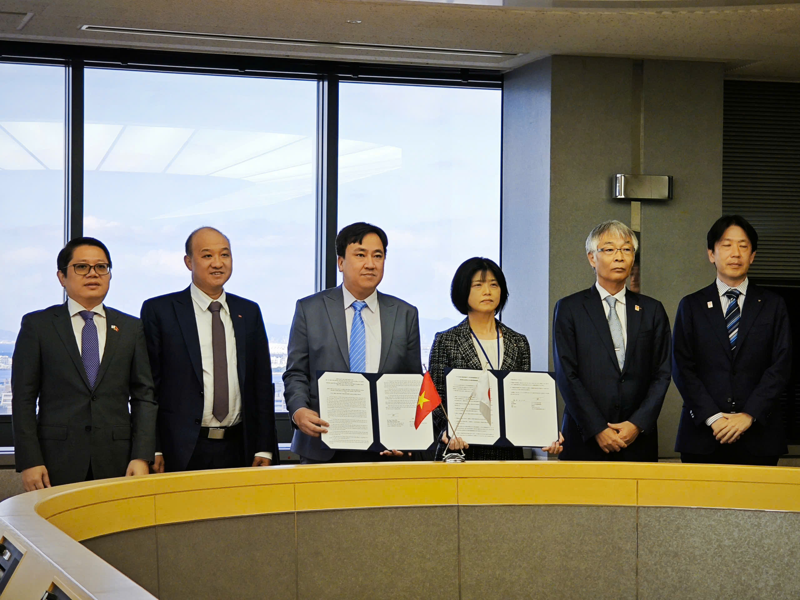 The Department of Natural Resources and Environment of Da Nang signed a Memorandum of Understanding with the Department of Environment of Sakai City on boosting cooperation in building a carbon-neutral model under the witness of Vietnamese Consul General in Osaka Ngo Trinh Ha (first left) and Vice Mayor of Sakai City (second, right). Photo: the Working Delegation