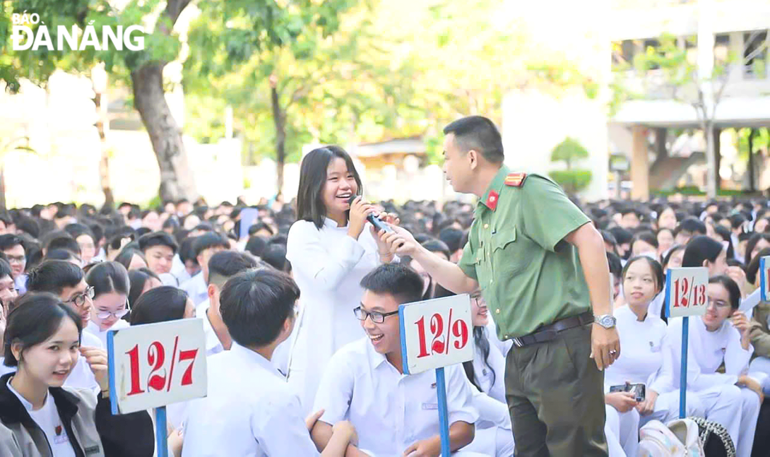 Công an quận Hải Châu tuyên truyền về phòng, chống ma túy, các loại tội phạm và tệ nạn xã hội cho học sinh Trường THPT Phan Châu Trinh. Ảnh: AN NHIÊN