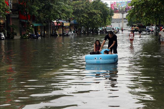 Nước lũ gây ngập trên đường Dương Văn An, phường Xuân Phú, thành phố Huế, ngày 25/11. Ảnh: Đỗ Trưởng/TTXVN