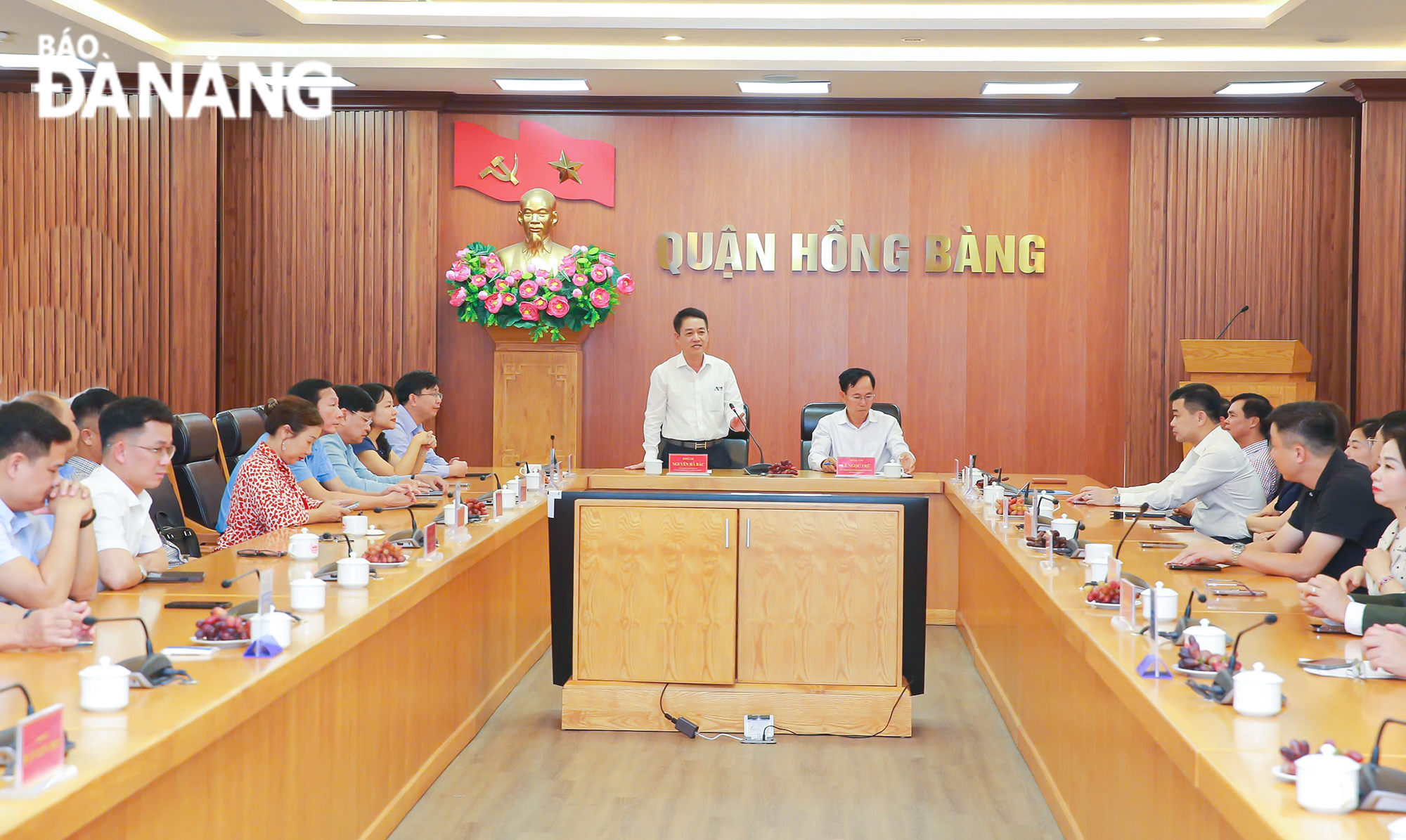 A working session between leaders of Da Nang's Lien Chieu District and Hai Phong's Hong Bang District in progress. Photo: MINH TRI